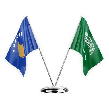 Beyaz arka planda izole edilmiş iki masa bayrağı. 3D illüstrasyon, Kosova ve Suudi Arabistan.