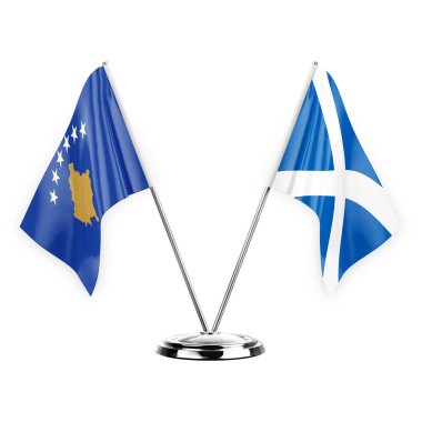 Beyaz arka planda izole edilmiş iki masa bayrağı. 3D illüstrasyon, Kosova ve İskoçya.