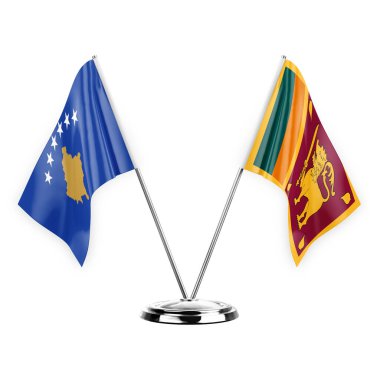 Beyaz arka planda izole edilmiş iki masa bayrağı. 3D illüstrasyon, Kosova ve Sri Lanka.