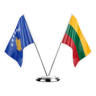 Beyaz arka planda izole edilmiş iki masa bayrağı. 3D illüstrasyon, Kosova ve Litvanya.