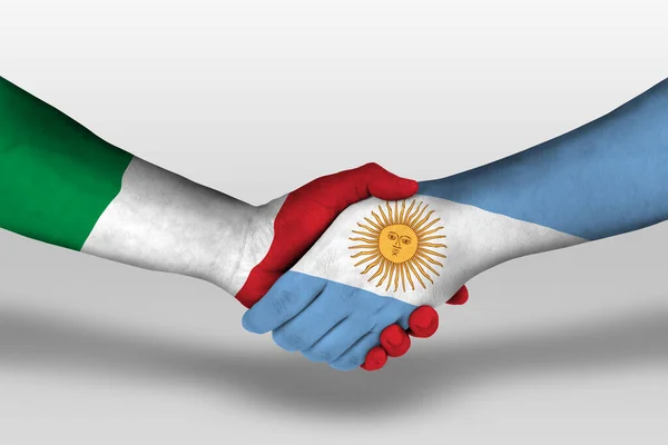 Рукопожатие Между Аргентинскими Итальянскими Флагами Раскрашенными Руках Иллюстрация Вырезкой — стоковое фото