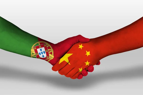 Aperto Mão Entre China Bandeiras Portugal Pintadas Mãos Ilustração Com — Fotografia de Stock
