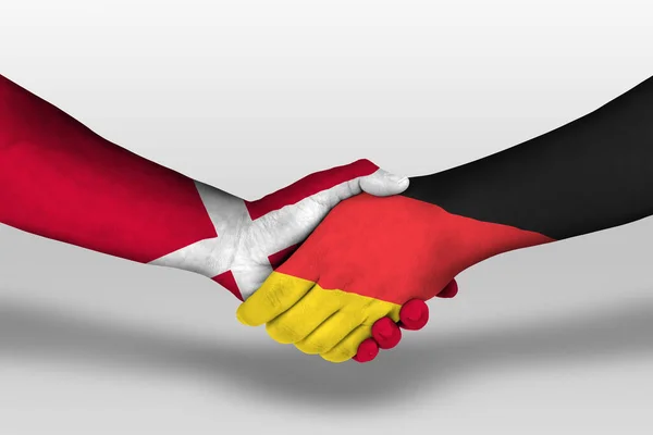 手に描かれたドイツとデンマークの旗の間の握手 クリッピングパスを持つイラスト — ストック写真