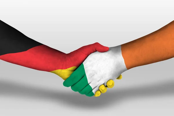 Händedruck Zwischen Irischer Und Deutscher Flagge Auf Hände Gemalt Illustration — Stockfoto