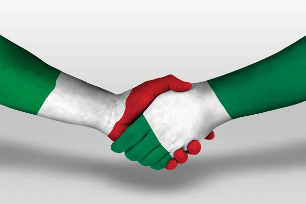 Uścisk Dłoni Między Nigeryjskimi Włoskimi Flagami Namalowanymi Dłoniach Ilustracja Ścieżką — Zdjęcie stockowe