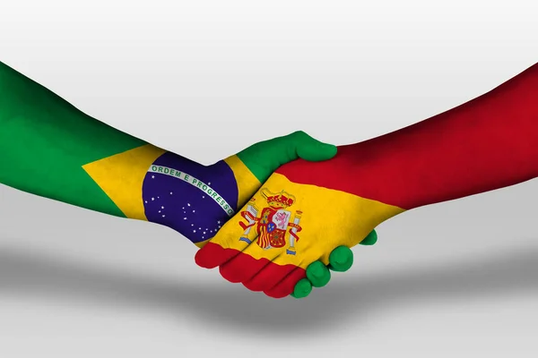 Uścisk Dłoni Między Hiszpańską Brazylijską Flagą Namalowaną Dłoniach Ilustracja Ścieżką — Zdjęcie stockowe