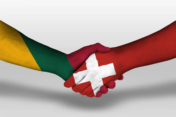 Uścisk Dłoni Między Szwajcarskimi Litewskimi Flagami Namalowanymi Rękach Ilustracja Ścieżką — Zdjęcie stockowe