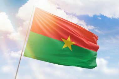 Güneşli mavi gökyüzü ve Burkina faso bayrağıyla bayrak direği
