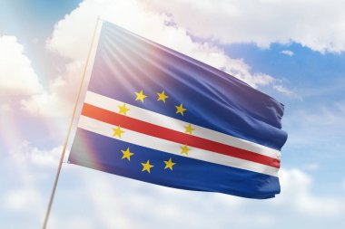 Güneşli mavi gökyüzü ve pelerinli bayrak direği