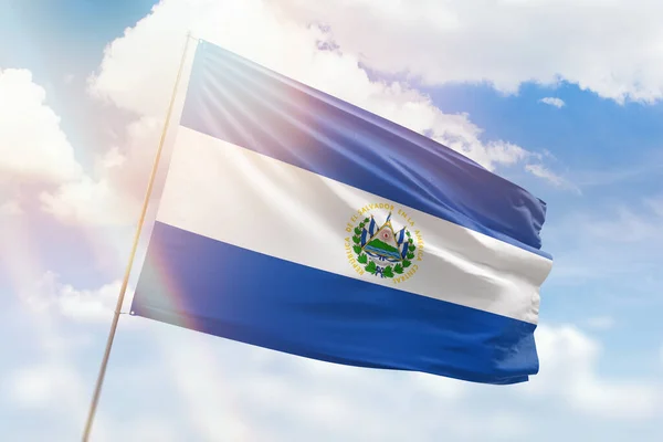 Cielo Azul Soleado Asta Bandera Con Bandera Del Salvador — Foto de Stock