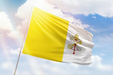 Güneşli mavi gökyüzü ve kutsal bayrağıyla bayrak direği