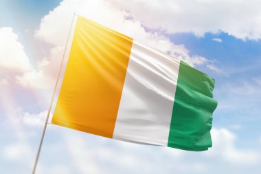 Güneşli mavi gökyüzü ve fildişi rengi bir bayrak direği