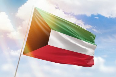 Güneşli mavi gökyüzü ve kuveyt bayrağıyla bayrak direği