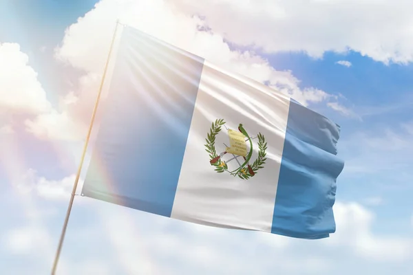 Ηλιόλουστο Γαλάζιο Του Ουρανού Και Μια Σημαία Σημαία Της Guatemala — Φωτογραφία Αρχείου