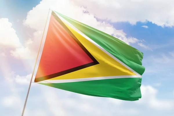 Zonnige Blauwe Lucht Een Vlaggenmast Met Vlag Van Guyana — Stockfoto