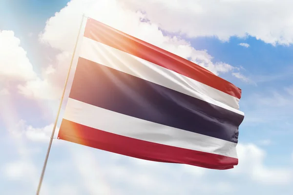Zonnige Blauwe Lucht Een Vlaggenmast Met Vlag Van Thailand — Stockfoto