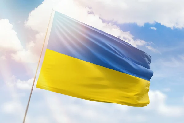 Céu Azul Ensolarado Mastro Bandeira Com Bandeira Ucrânia — Fotografia de Stock