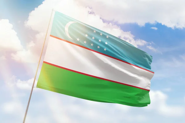 Солнечно Голубое Небо Флагшток Флагом Узбекистана — стоковое фото