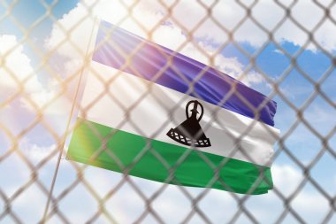 Mavi gökyüzünün arka planında çelik bir ağ ve lesotho bayrağıyla bir bayrak direği.