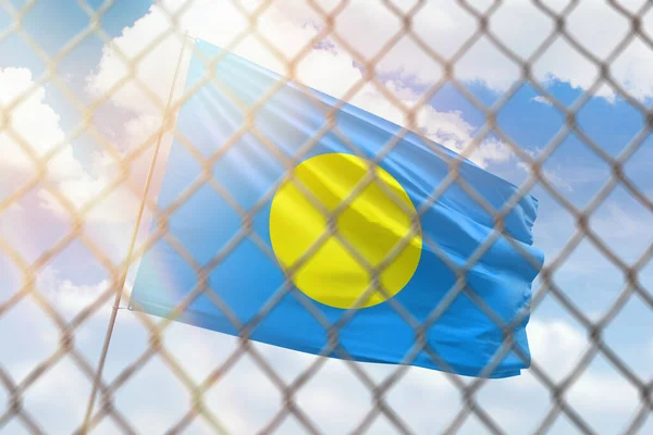 Egy Acélháló Kék Hátterében Egy Zászlórúd Palau Zászlóval — Stock Fotó