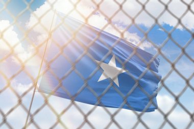 Mavi gökyüzünün arka planında çelik bir ağ ve somali bayrağıyla bayrak direği.