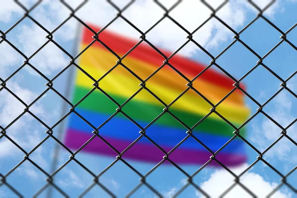 Mavi bir gökyüzünün arka planında çelik bir ağ ve lgbt gururlu bir bayrak direği.