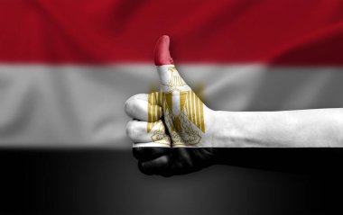 Mısır bayrağıyla boyanmış el yapımı başparmak.