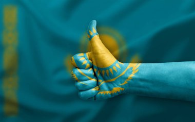 Kazakistan bayrağıyla boyanmış el yapımı başparmak.