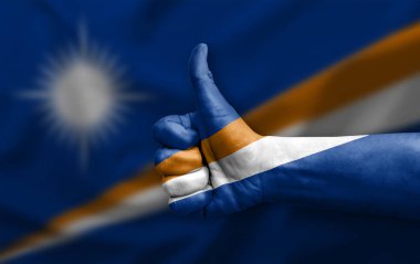 Marshall Adaları bayrağıyla boyanmış el yapımı başparmak.