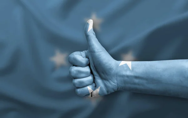 Hand Making Thumb Painted Flag Micronesia — Stockfoto
