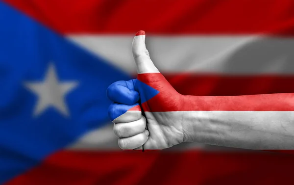 Рука Делает Большой Палец Вверх Окрашенный Флагом Пуэрто Рико — стоковое фото