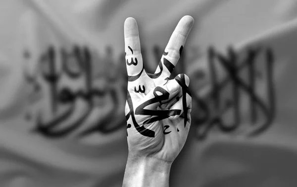 Рука Делает Знак Победы Флагом Афганистана — стоковое фото