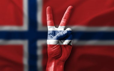 Norveç bayrağıyla zafer işareti yapıyor.