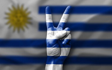 El Uruguay bayrağıyla zafer işareti yapıyor.