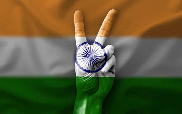 Hindistan Bayrağıyla Zafer Işareti Yapıyor — Stok fotoğraf