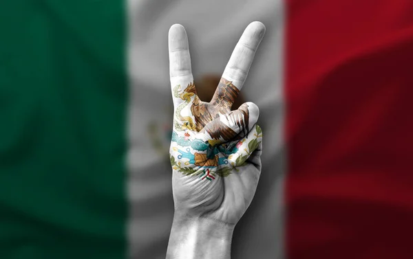 Рука Робить Знак Перемоги Прапором Мексики — стокове фото