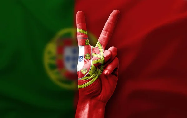 Ręka Robi Znak Zwycięstwa Flagą Portugalii — Zdjęcie stockowe