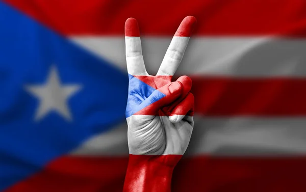 Рука Делает Знак Победы Флагом Пуэрто Рико — стоковое фото