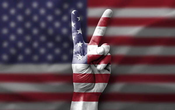 Tangan Membuat Tanda Kemenangan Dengan Bendera Usa — Stok Foto
