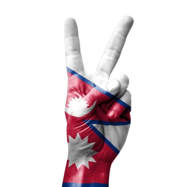 Nepal bayrağıyla zafer işareti yapıyor.