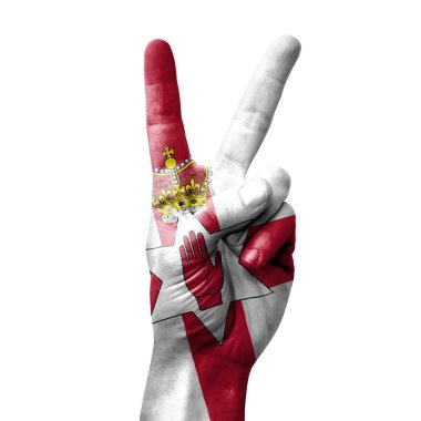 Kuzey İrlanda bayrağıyla zafer işareti yapıyor.