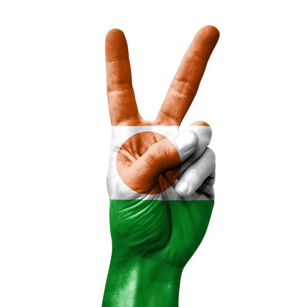 Рука Делает Знак Победы Флагом Нигера — стоковое фото