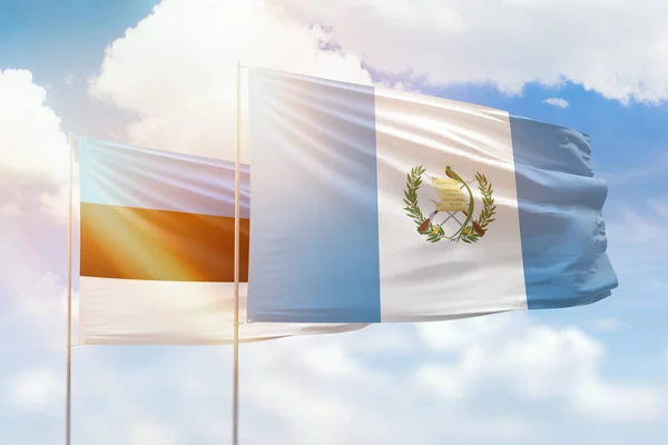 Сонячне Блакитне Небо Прапори Гватемали Естонії — стокове фото