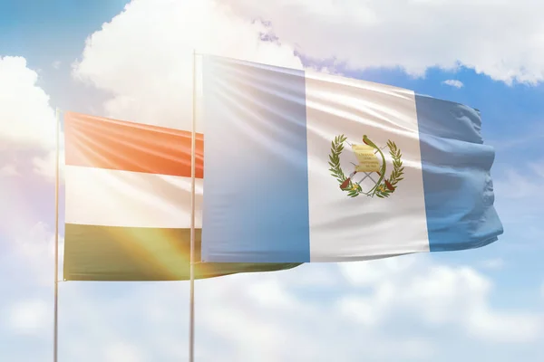 Сонячне Блакитне Небо Прапори Гватемали Угорщини — стокове фото