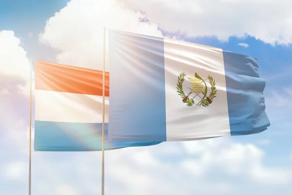 Сонячне Блакитне Небо Прапори Гватемали Люксембургу — стокове фото