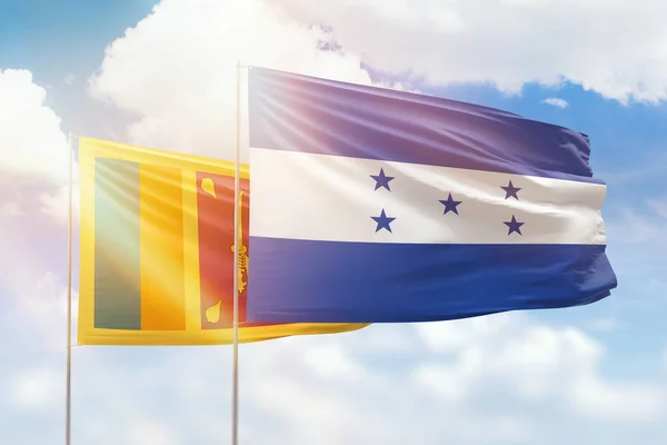 Солнечное Голубое Небо Флаги Гондураса Шри Ланки — стоковое фото