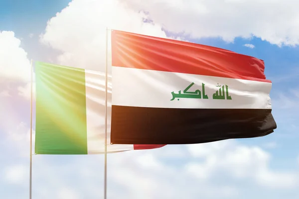 Schwenkte die irakische flagge. irak-flagge am fahnenmast. vektor-emblem  des irak