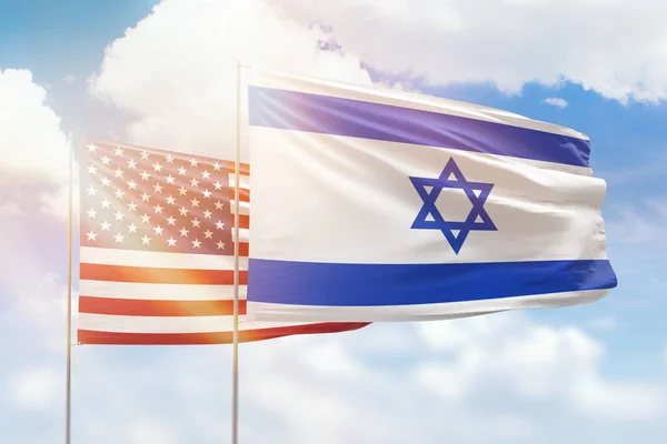 Ηλιόλουστο Γαλάζιο Του Ουρανού Και Σημαίες Του Ισραήλ Και Των — Φωτογραφία Αρχείου