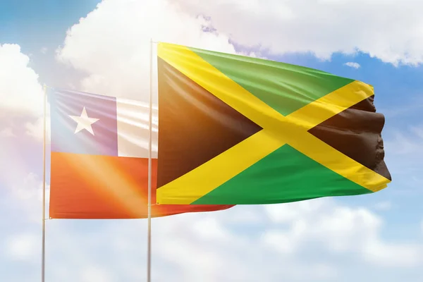 Γαλάζιος Ουρανός Και Σημαίες Της Τζαμάικα Και Της Χιλής — Φωτογραφία Αρχείου