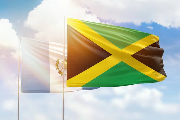 Солнечно Голубое Небо Флаги Ямайки Гватемалы — стоковое фото